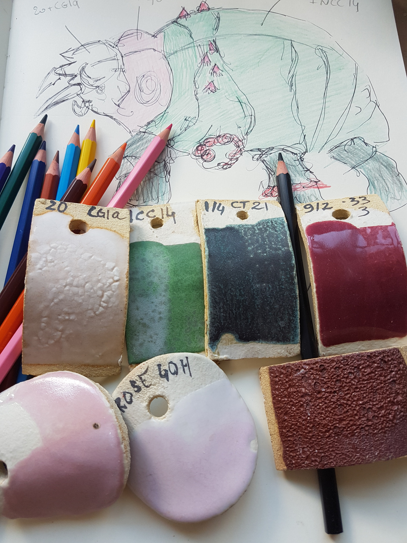 Essais d'émaux et carnet de croquis dans l'atelier